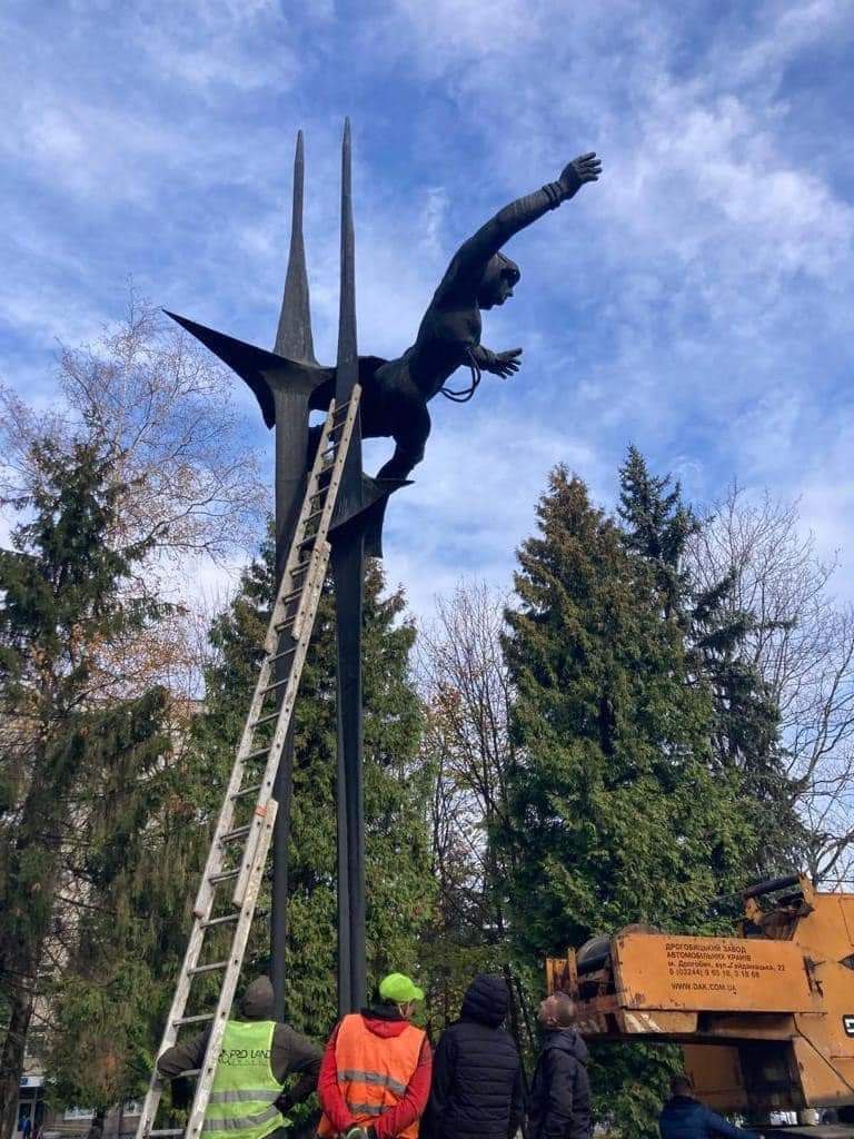 Во Львове демонтировали скульптуру Космонавтика, установленную в честь Терешковой 01