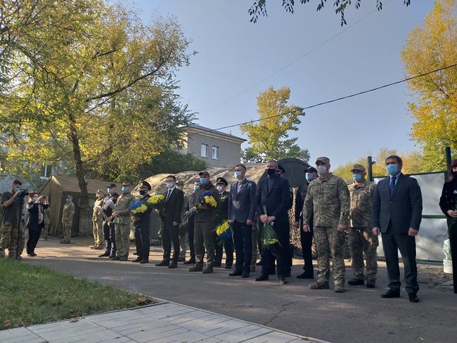 Памятник загиблим військовим медикам відкрили в Сєверодонецьку 04