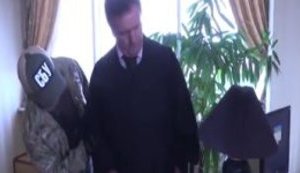 "Антон Васильович, ну, нашо ви оце все робите? Викладіть речі з кишені", - глава Апелляционного суда Киева Чернушенко пытается спрятать деньги и документы во время обыска. ВИДЕО