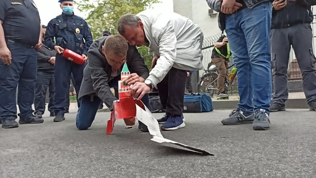 У Києві під посольством РФ в ході акції в память загиблих на Донбасі воїнів спалили Кремль 19 У Києві під посольством РФ в ході акції в память загиблих на Донбасі воїнів спалили Кремль 19