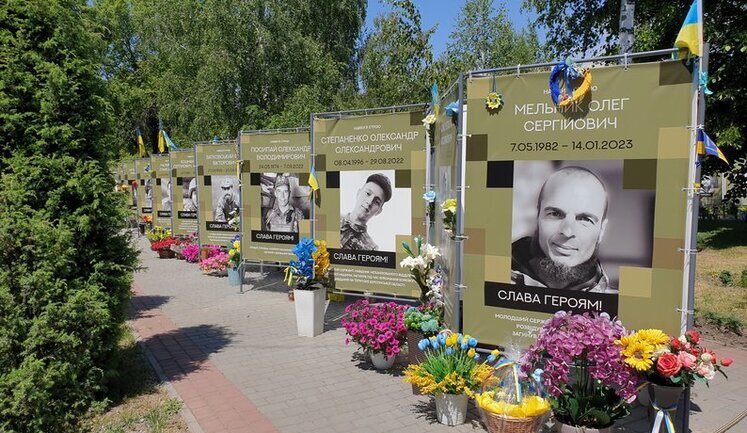 Жінка крала квіти з Алеї пам’яті на Кіровоградщині та продавала їх на базарі. ФОТО