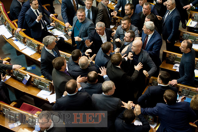 Шуфрич и Береза подрались в Раде из-за плаката с агентом Путина - Медведчуком 08