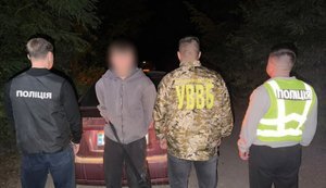 $5000 за втечу до Молдови: на Буковині прикордонники з поліцією затримали організатора "схеми". ФОТОрепортаж