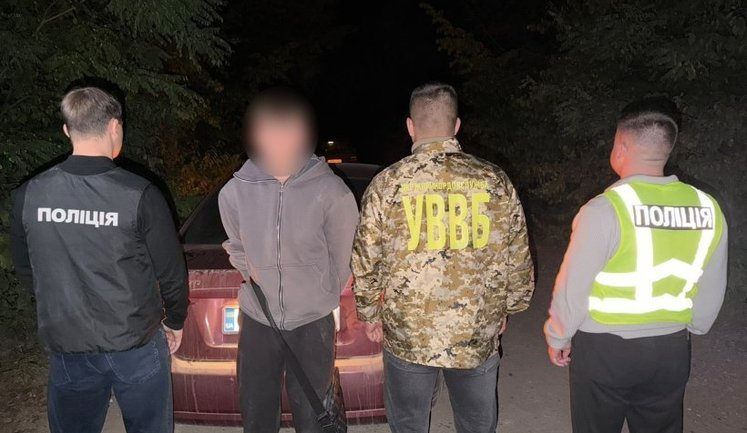 $5000 за втечу до Молдови: на Буковині прикордонники з поліцією затримали організатора "схеми". ФОТОрепортаж