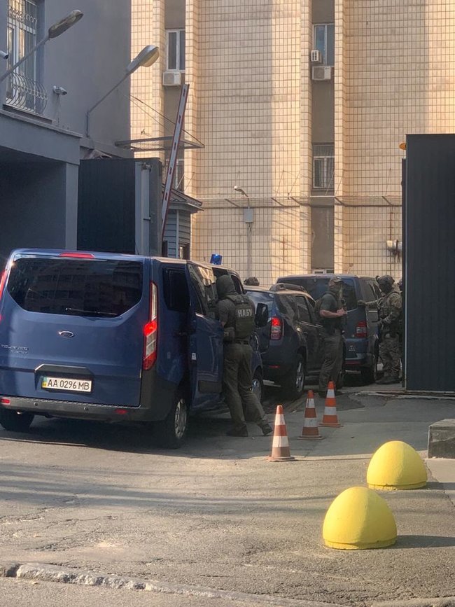 НАБУ намагається затримати Чауса, який перебуває в руках СБУ 03