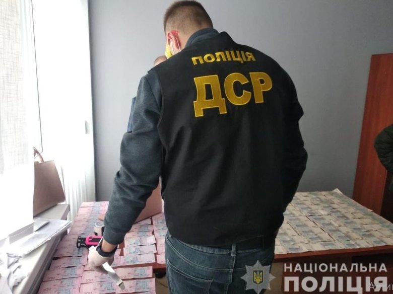 За підозрою в отриманні відкатів затримано голову тендерного комітету медзакладу Запоріжжя, - Нацполіція 01