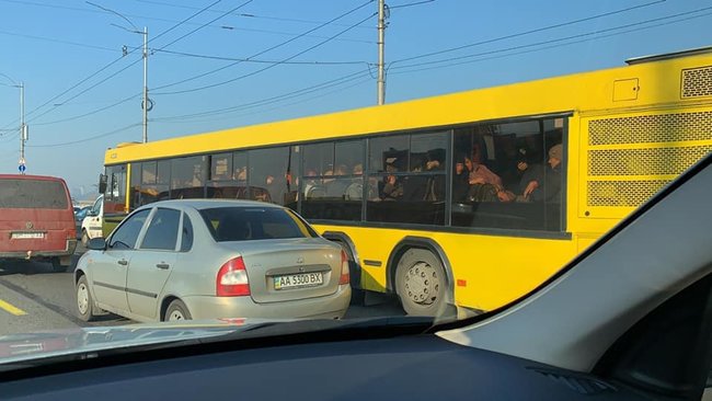Kyiv suffers from traffic jams as underground remains closed 09