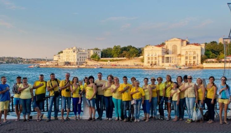"Вітаємо нашу Україну з Днем Прапора та Днем Незалежності! З тобою в серці": в окупованому Севастополі влаштували патріотичний флешмоб. ФОТОрепортаж