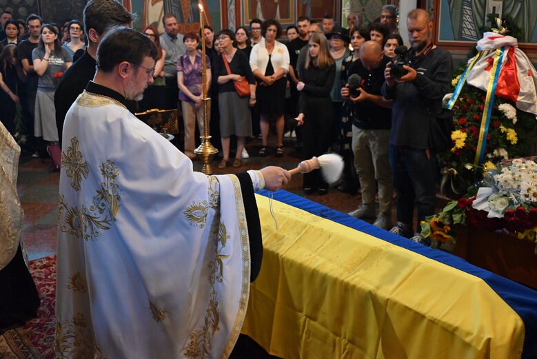 З письменницею Вікторією Амеліною, вбитою в Краматорську російською ракетою, попрощалися в Києві 08 З письменницею Вікторією Амеліною, вбитою в Краматорську російською ракетою, попрощалися в Києві 08