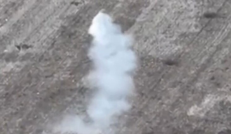 Occupier, leaving thick smoke trail behind, runs to cemetery and dies from kamikaze drone strike. VIDEO
