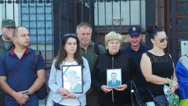 Ilovaisk tragedy anniversary: relatives of fallen servicemen picketing Russian embassy in Kyiv 09