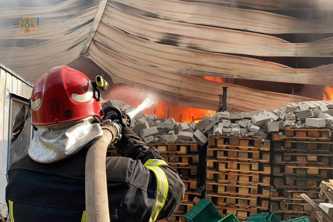 У Голосіївському районі Києва горять склади: дим від пожежі видно за сотні метрів 09