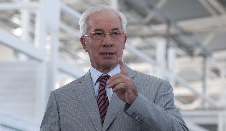 Азаров поручил продавцам "вернуться к тем ценам, которые были"