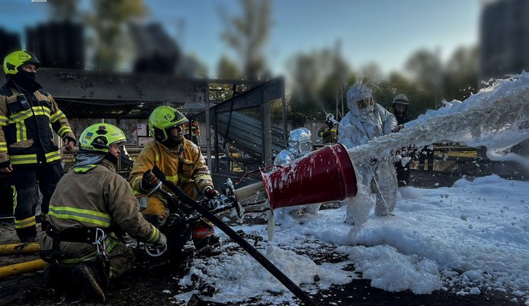 Ліквідовано пожежу на промисловому об’єкті у Фастівському районі, спричинену атакою РФ. ФОТОрепортаж