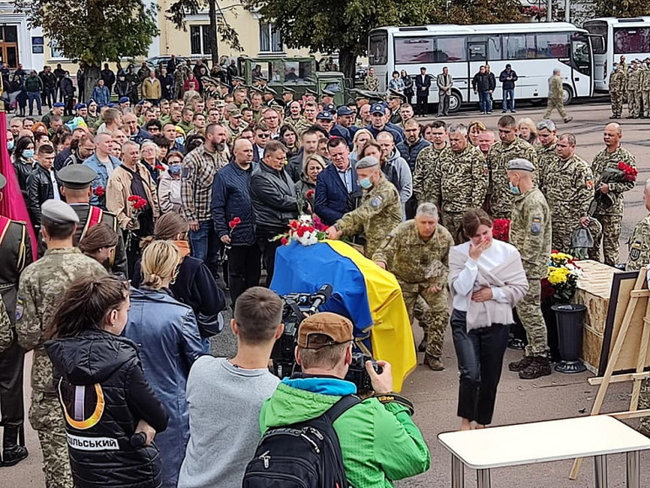 З Героєм України, підполковником Олександром Петраківським попрощалися в Хмельницькому 01