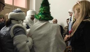 Волонтеров не пустили в отделение Главного военного госпиталя столицы, они хотели поздравить украинских воинов. ФОТО