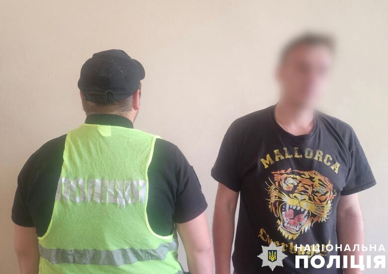 Чоловік у Києві пошкодив 6 авто, зокрема військове