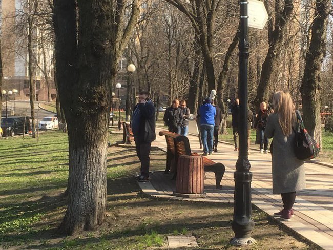 Зеленський знімає ролик в Маріїнському парку 01
