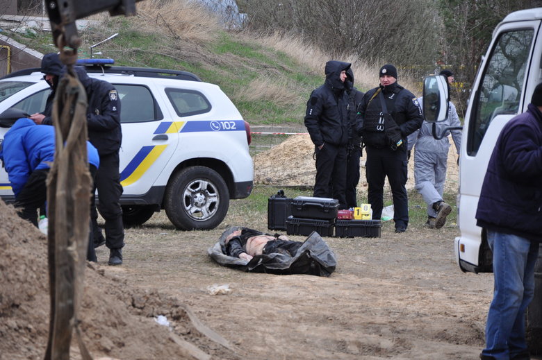 В Бучі ексгумують з братської могили тіла вбитих росіянами мирних жителів: Майже всі з вогнепальними пораненнями, деякі із завязаними руками та ногами 18