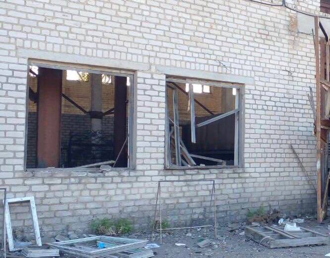 На Днепропетровщине прилет в Синельниковском районе: Орки успешно демилитаризировали заброшенную промышленную зону 01