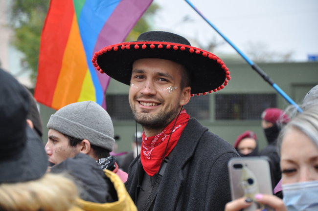Руху ЛГБТ-маршу намагалася перешкодити жінка, яка лягла на асфальт і кричала про перетворення хлопчиків на геїв 74