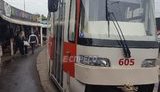 У київському трамваї деталь ходової пробила підлогу і зламала ногу жінці похилого віку. ФОТОрепортаж