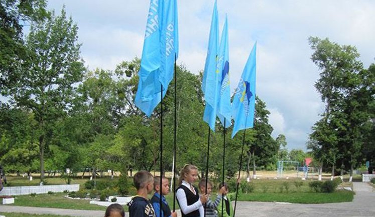 Школьников заставили агитировать за Партию регионов: губернатор привез мячи. ФОТО