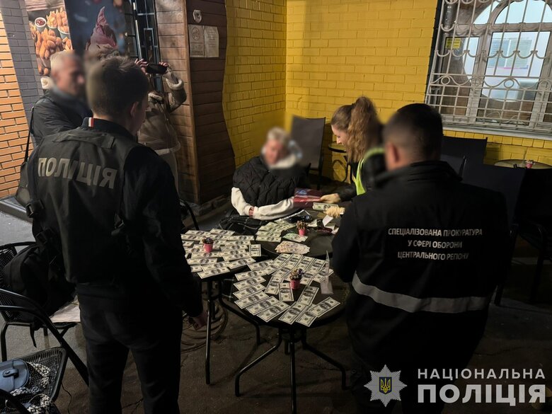 У Києві лікарка та військовий вимагали кошти у ветерана бойових дій: деталі