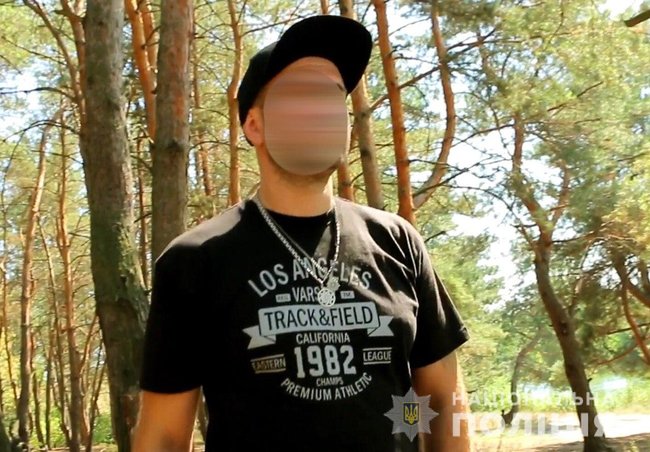 Мужчина снимал порнографические фото с участием 15-летней дочери, - киберполиция 02