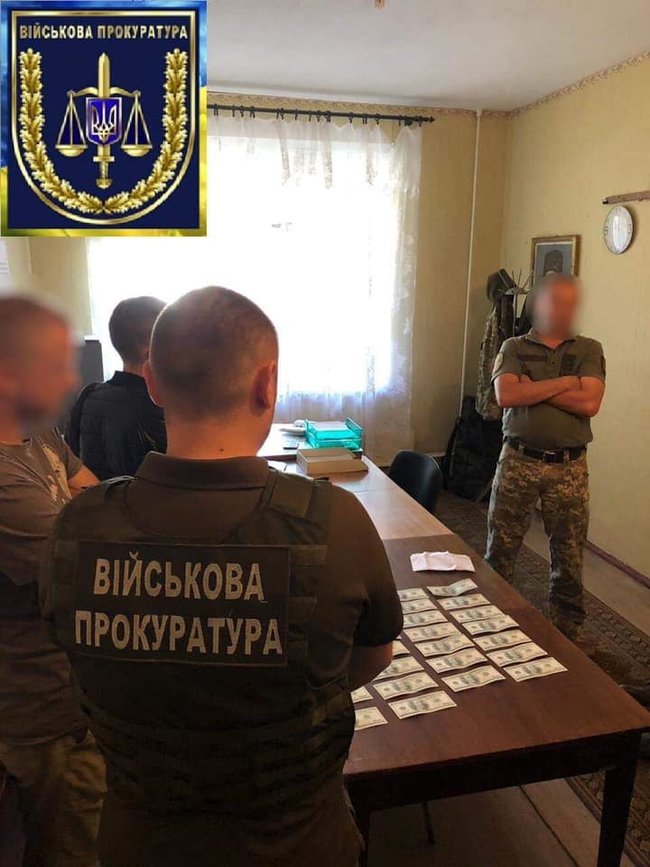 Під час одержання хабара $3000 затримали військового комісара міста Глухів, - військова прокуратура 01