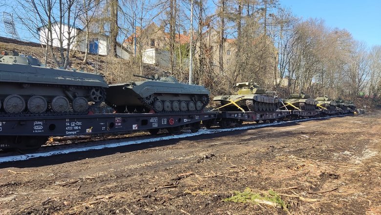 Чехія відправила до України танки Т-72 та БМП-1 04