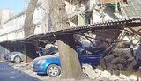 В Одессе стена завода обрушилась на стоянку и повредила два авто. ФОТОрепортаж.
