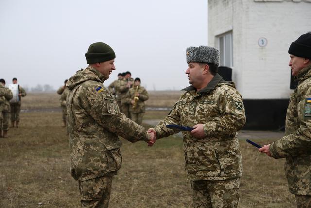Полторак вручил награды военнослужащим 53 отдельной мехбригады 09 Полторак вручил награды военнослужащим 53 отдельной мехбригады 09