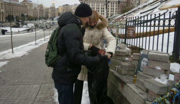 Кияни провели прибирання на алеї Героїв Небесної Сотні. ФОТО