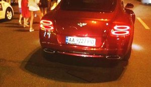 Сын депутата Шуфрича на Bentley сбил мужчину в центре Киева. ФОТО
