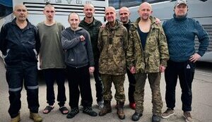 Україна провела обмін полоненими з Росією: додому повернулися воїни ЗСУ, Нацгвардії, ДПСУ та цивільні. ФОТОрепортаж