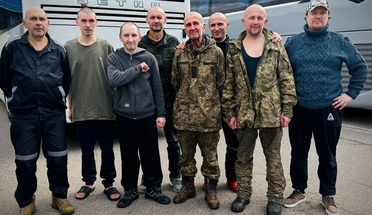 Україна провела обмін полоненими з Росією: додому повернулися воїни ЗСУ, Нацгвардії, ДПСУ та цивільні. ФОТОрепортаж