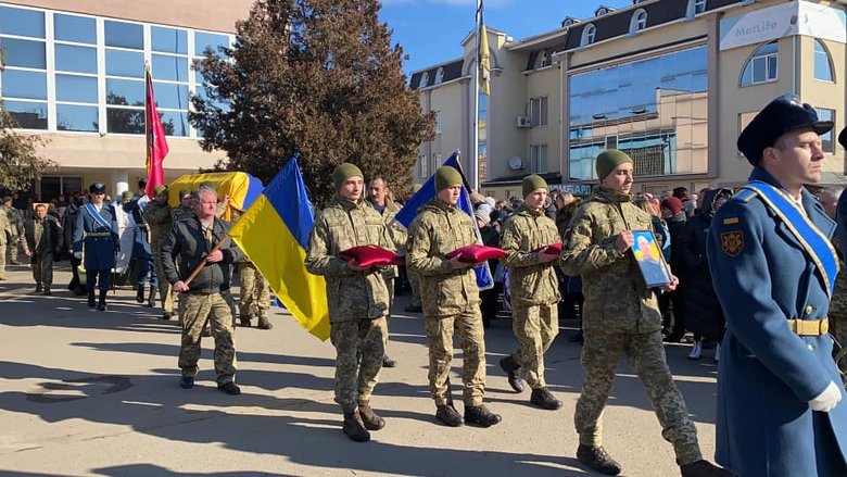 На Вінниччині попрощалися із загиблим внаслідок російського обстрілу воїном 56-ї ОМПБр Денисом Кононенком 20
