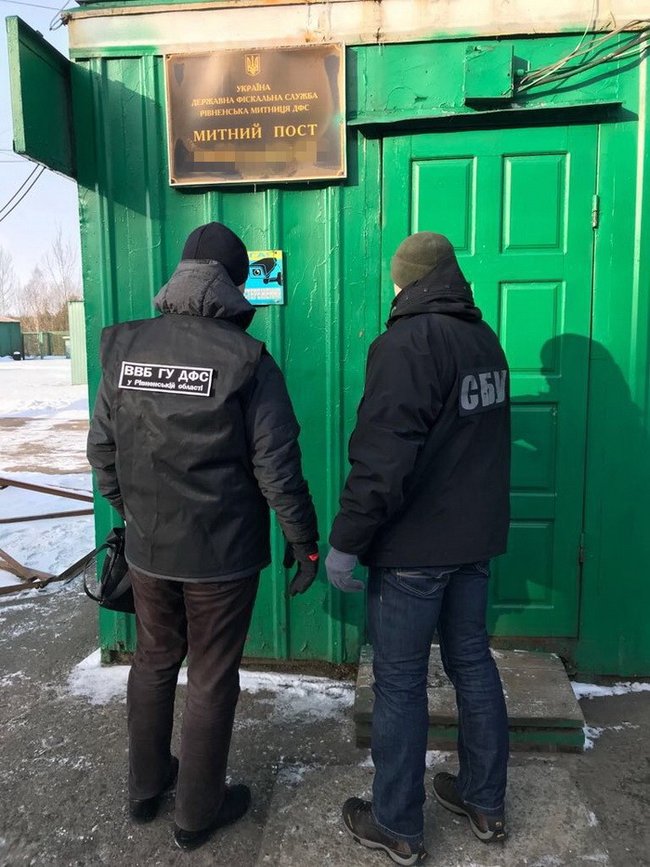 СБУ викрила на хабарі двох посадовців Рівненської митниці 02