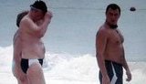 Азаров в плавках под охраной бодигардов и присмотром врача отважился окунуться в море. ФОТОрепортаж