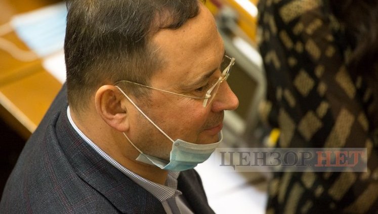 "Слуга народу" Колюх під час засідання ВР бронює готель для відпочинку: розглядає варіанти в Домініканській республіці за $6750. ФОТО