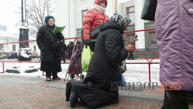 Верующие УПЦ МП пришли молиться под Раду 04