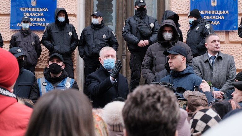 Селяне пикетировали Черновицкую ОГА, потому что год живут без газа 05