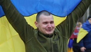 Коордштаб про обмін: більшість визволених - оборонці Маріуполя. Повернуто 25 офіцерів, яких РФ відмовлялась віддавати. ФОТОрепортаж