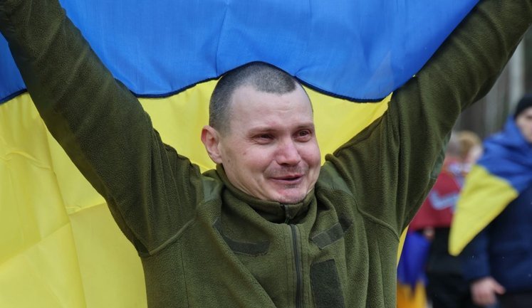 Коордштаб про обмін: більшість визволених - оборонці Маріуполя. Повернуто 25 офіцерів, яких РФ відмовлялась віддавати. ФОТОрепортаж