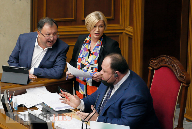 Блокирование трибуны, звонок Стефанчуку, Порошенко и Вирастюк, счастливый Тищенко и потрясенный Арахамия, - работа Рады 23 сентября 31