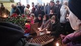 Сотни людей пришли попрощаться с погибшими при взрывах в Балаклее военнослужащими Дмитрием Мовчаном и Денисом Ярмаком. ФОТОрепортаж