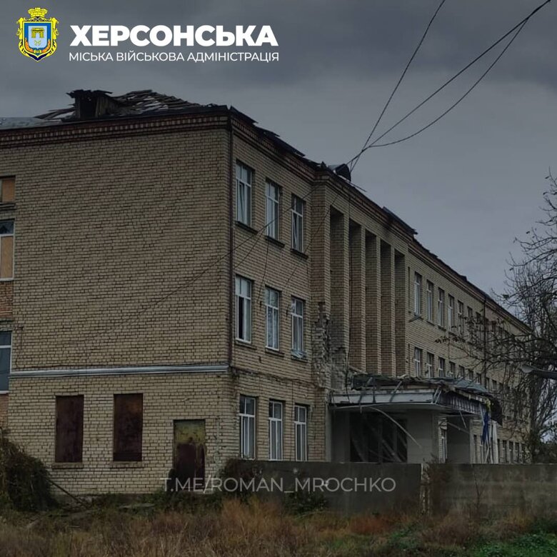 рф обстрілює передмістя Херсона, пошкоджено заклад освіти, виникла пожежа 02