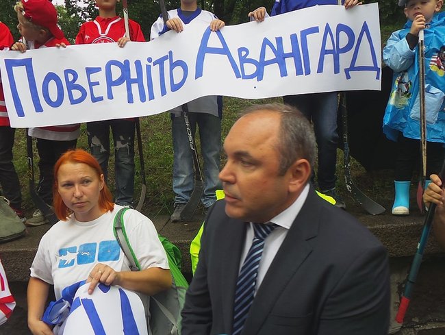 Поверніть дітям Києва хокей! - під Кабміном триває мітинг із вимогою виділити кошти на реконструкцію льодової арени Авангард у столиці 11 Поверніть дітям Києва хокей! - під Кабміном триває мітинг із вимогою виділити кошти на реконструкцію льодової арени Авангард у столиці 11
