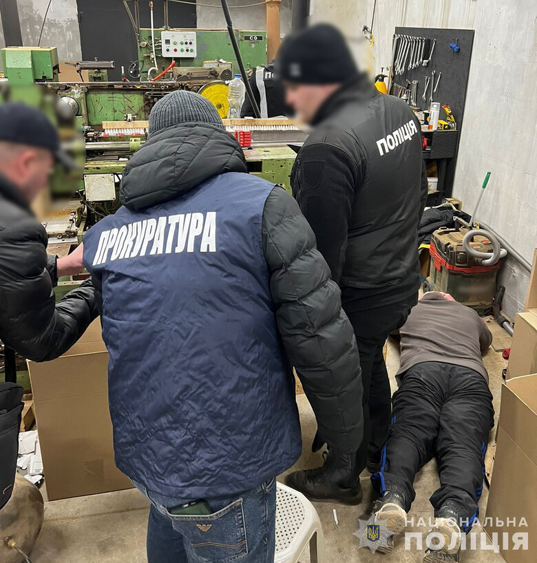 У Хмельницькому ліквідували підпільну тютюнову фабрику